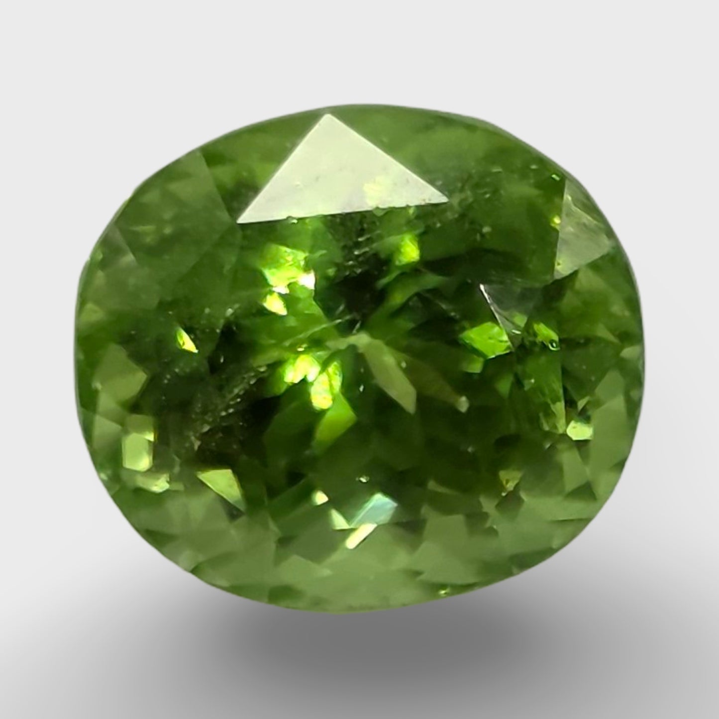 Natural Peridot Oval Shape loup clean